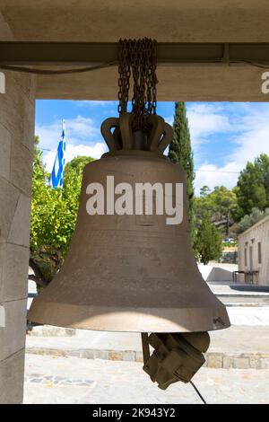 Le campane del Bronce sono appese di fronte al monastero di Moni Thari. Il monastero è uno dei più importanti monumenti religiosi dell'isola di Rodi. Foto Stock