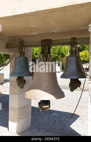 Le campane del Bronce sono appese di fronte al monastero di Moni Thari. Il monastero è uno dei più importanti monumenti religiosi dell'isola di Rodi. Foto Stock