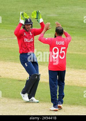 Jos Buttler (a sinistra) in Inghilterra festeggia con Adil Rashid in seguito al licenziamento del Lorcan Tucker irlandese durante la partita di Coppa del mondo Super 12 del T20 al Melbourne Cricket Ground di Melbourne, Australia. Data immagine: Mercoledì 26 ottobre 2022. Foto Stock