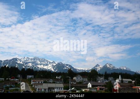 Vista di Fort William H. Seward da Chilkoot Inlet e montagne sullo sfondo, Haines, Alaska, Stati Uniti Foto Stock