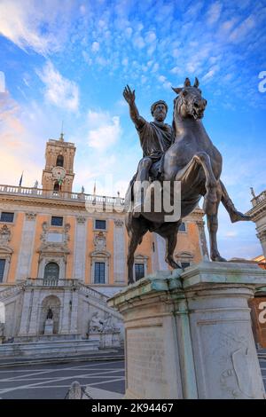 Il Campidoglio a Roma: Statua dell'imperatore romano Marco Aurelio a cavallo di fronte al Palazzo Senatorio. Foto Stock