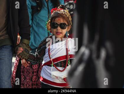 Kathmandu, Bagmati, Nepal. 26th Ott 2022. Una bambina di etnia newar partecipa a un raduno culturale per celebrare il nuovo anno 1143 del Nepal Sambat a Kathmandu, Nepal, 26 ottobre 2022. Nepal Sambat, fondata da Shankhadhar Sakhwa, è un calendario lunare nazionale del Nepal che inizia ogni anno il ''MHA Puja'', il quarto giorno del festival di Tihar. (Credit Image: © Sunil Sharma/ZUMA Press Wire) Foto Stock