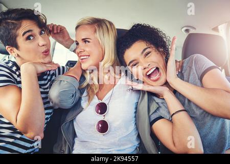 Sono stato fuori per un altro viaggio in macchina, girlfriends fuori per un viaggio in macchina insieme. Foto Stock