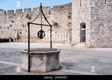 In Piazza Five Wells una grande cisterna per l'acqua potabile con 5 teste di pozzo decorate costruite nel 1574 su un fossato difensivo dall'Impero Ottomano a Zara. Foto Stock