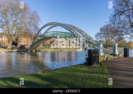 Il ponte sospeso, Bedford, Regno Unito; costruito nel 1888 per unire gli Embankment Gardens con Mill Meadows sull'altro lato del fiume Great Ouse Foto Stock