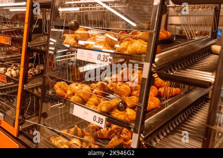 Croissant freschi sul banco dessert in una pasticceria europea. Barcellona, ​​Spain Foto Stock