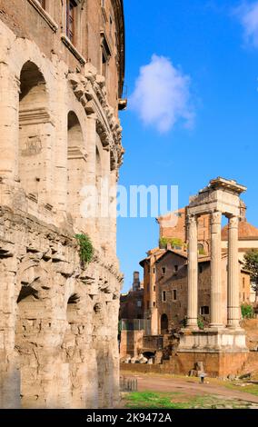 Il Teatro di Marcello in Italia, il più grande teatro all'aperto dell'antica Roma. A destra le rovine del Tempio di Apollo Sosiano. Foto Stock