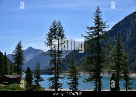 Il lago artificiale di Neves con la diga, situato a 1856 metri sulle montagne della valle Aurina Foto Stock