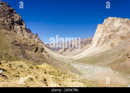 Montagne aride del deserto freddo deserto della valle di Zanskar sotto un cielo blu in una giornata di sole nella regione di Ladakh nell'India settentrionale. Foto Stock