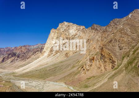 Montagne aride del deserto freddo deserto della valle di Zanskar sotto un cielo blu in una giornata di sole nella regione di Ladakh nell'India settentrionale. Foto Stock