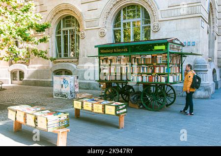 Fornitore di libri usati. Fotografato a Liszt Ferenc Ter (Piazza Franz Liszt) Budapest Ungheria Foto Stock