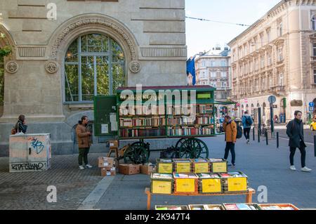 Fornitore di libri usati. Fotografato a Liszt Ferenc Ter (Piazza Franz Liszt) Budapest Ungheria Foto Stock