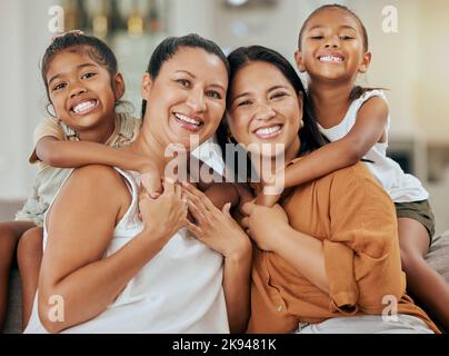 Ritratto di nonna, madre e bambina con un sorriso che si rilassa insieme a casa loro. Felicità, amore e famiglia dal Messico seduto su un Foto Stock