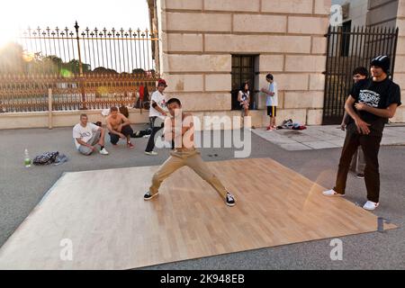 Vienna, Austria - 21 luglio 2009: I giovani si divertono ballando all'Hofburg di Vienna, in Austria Foto Stock