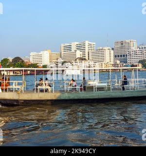 Bangkok, 4 gennaio 2010: Persone in barca al fiume Mae Nam Chao Phraya a Bangkok, Thailandia. Il traghetto è un servizio pubblico regolare sull'isola Foto Stock