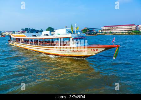 Bangkok, 4 gennaio 2010: Persone in barca al fiume Mae Nam Chao Phraya a Bangkok, Thailandia. Il traghetto è un servizio pubblico regolare sull'isola Foto Stock