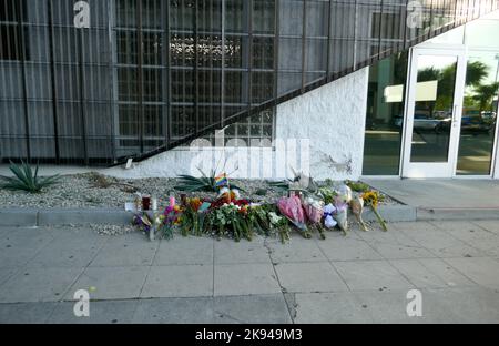 Los Angeles, California, USA 25th ottobre 2022 Un memoriale in cui l'attore Leslie Jordan ha schiantato la sua auto in un incidente dove è morto il 24 ottobre 2022 a Los Angeles, California, Stati Uniti. Foto di Barry King/Alamy Live News Foto Stock