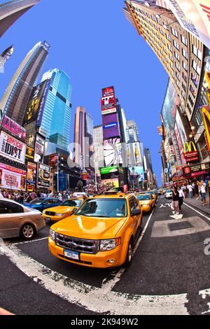 New York, USA - 8 luglio 2010: Taxi alla luce del pomeriggio a Times Square, con teatri di Broadway e un enorme numero di cartelli a LED. Time Square Foto Stock