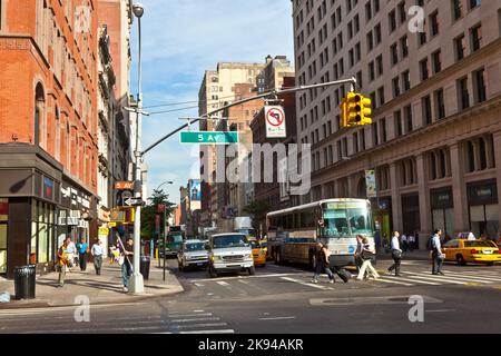 NEW YORK, USA - LUGLIO 13: Alba nel centro di Manhattan la mattina presto nelle strade il 13,2010 Luglio a New York, USA. Le facciate storiche in mattoni hanno Foto Stock