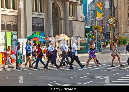 New York, Stati Uniti d'America - 12 luglio 2010: La gente si affrettano a raggiungere il centro di Manhattan nelle prime ore del mattino a New York, Stati Uniti. Foto Stock