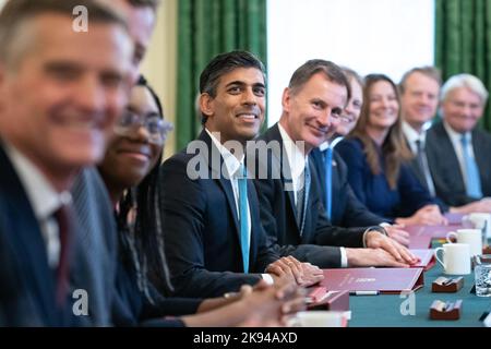 RITRASMETTERE LA POSIZIONE CORRETTA DI CACCIA il primo ministro Rishi Sunak (al centro), insieme al cancelliere dello scacchiere, Jeremy Hunt (al centro a destra), tiene la sua prima riunione del gabinetto a Downing Street. Data immagine: Mercoledì 26 ottobre 2022. Foto Stock