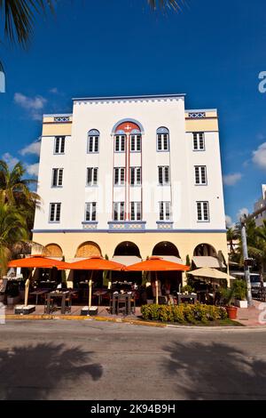 MIAMI BEACH, USA - 02 AGOSTO: Vista di mezzogiorno su Ocean Drive il 02,2010 agosto a Miami Beach, Florida. L'architettura Art Deco a South Beach e' una delle Foto Stock