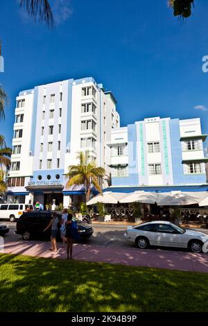 MIAMI BEACH, USA - 02 AGOSTO: Vista di mezzogiorno su Ocean Drive il 02,2010 agosto a Miami Beach, Florida. L'architettura Art Deco a South Beach e' una delle Foto Stock