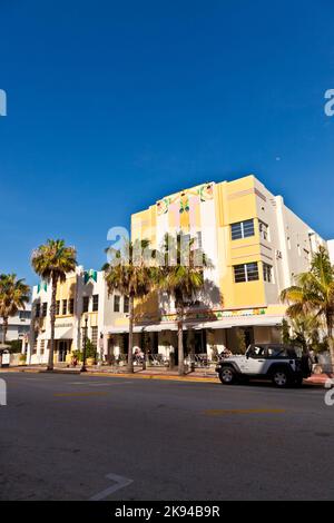 MIAMI BEACH, USA - 02 AGOSTO: Vista di mezzogiorno su Ocean Drive il 02,2010 agosto a Miami Beach, Florida. L'architettura Art Deco a South Beach e' una delle Foto Stock