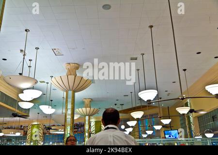 MIAMI BEACH, FL - 2 AGOSTO: t Inside the Famous Jerrys Deli on August 2,2010, Miami, FL. Progettato da Henry Hohauser il luogo è stato costruito nel 1939 in Arte Foto Stock