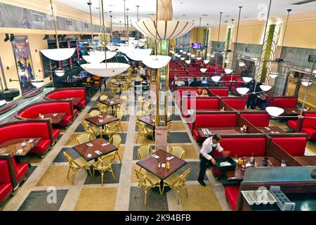 Miami Beach, USA - 2 agosto 2010: La gente mangia all'interno del famoso Jerrys Deli a Miami, Florida. Progettato da Henry Hohauser il luogo è stato costruito nel 1939 in Ar Foto Stock