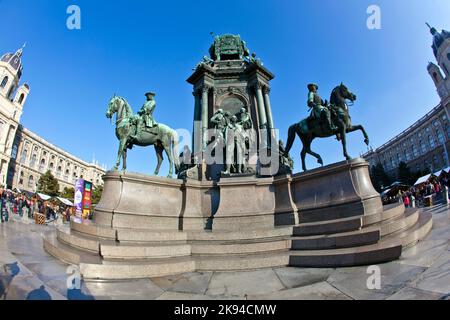 VIENNA - 9 MARZO: Monumento a Maria-Theresien-Denkmal - Maria Theresia, a Vienna, Austria il 9 marzo 2011. Il monumento fu costruito da Kaspar von Zumbusc Foto Stock