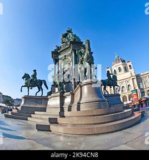 VIENNA - 9 MARZO: Monumento a Maria-Theresien-Denkmal - Maria Theresia, a Vienna, Austria il 9 marzo 2011. Il monumento fu costruito da Kaspar von Zumbusc Foto Stock