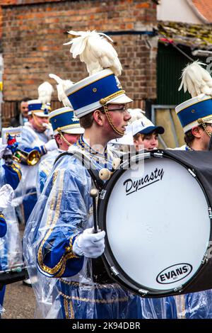 Schwalbach, Germania - 27 febbraio 2011: La banda di ottone di carnevale si muove attraverso la città di Schwalbach, Germania. La banda di Ottone Rheinmain partecipa Foto Stock