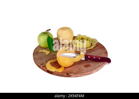 Fette di mela gialle tagliate su un tagliere di legno. Mele tagliate con coltello sfaldante o tagliante mezzo dorato delizioso affettato, foglia verde. Selettivo fo Foto Stock