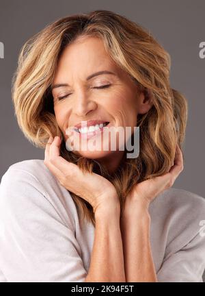 Donna anziana felice con trucco viso naturale, bellezza cosmetica e acconciatura bionda a Los Angeles. Donna anziana con rughe, elegante e moderna Foto Stock