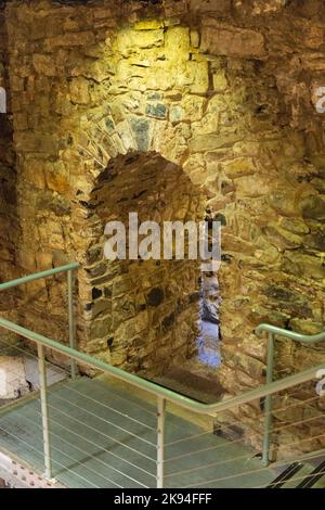 Irlanda Eire Dublin Dame Street Dublin Castle Lower Castle Yard resti della struttura originale Powder Tower Storehouse Tower costruita nel ca1228 Foto Stock