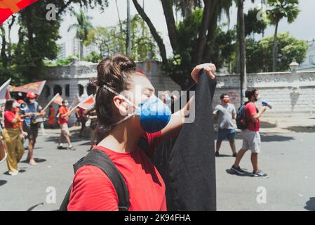 Salvador, Bahia, Brasile - 02 ottobre 2021: Il manifestante porta bandiera durante la manifestazione contro il presidente Jair Bolsonaro nella città di Salvador. Foto Stock