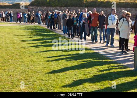 KOBLENZ, GERMANIA - OTT 15: Persone non identificate in coda per la mostra di fiori di BUGA il 15 ottobre 2011 a Coblenza, Germania. Il BUGA 2011 flower show è o Foto Stock