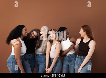 Sei donne di età ed etnie diverse che si divertono insieme Foto Stock