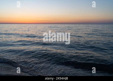 Tramonto cielo che si riflette in acqua, vista aerea dalla spiaggia sabbiosa. Destinazioni di viaggio, concetto di vacanza. Banner vacanza. Meditazione oceano Foto Stock