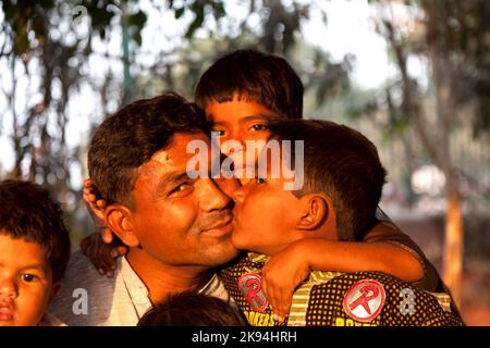 DELHI - INDIA, 8 NOVEMBRE: Il padre orgoglioso mostra i suoi figli il 8 novembre 2011 a Delhi, India. Nel 1952, l'India lancia una campagna di mass media per diffondere il Foto Stock