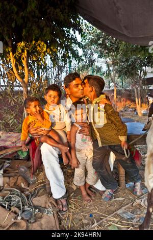 DELHI - INDIA, 8 NOVEMBRE: Il padre orgoglioso mostra i suoi figli il 8 novembre 2011 a Delhi, India. Nel 1952, l'India lancia una campagna di mass media per diffondere il Foto Stock