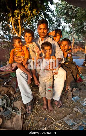 DELHI - INDIA, 8 NOVEMBRE: Il padre orgoglioso mostra i suoi figli il 8 novembre 2011 a Delhi, India. Nel 1952, l'India lancia una campagna di mass media per diffondere il Foto Stock