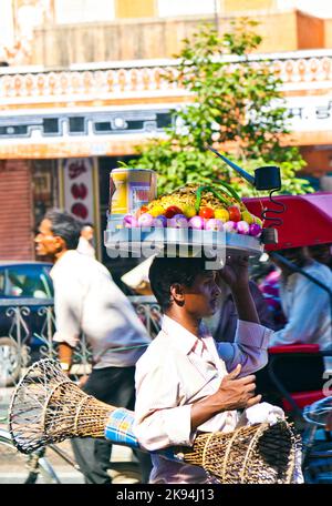 JAIPUR, INDIA - 12 NOVEMBRE: L'uomo vende verdura e frutta per strada il 12 novembre 2011 a Jaipur, India. Molta gente vende il loro proprio prodotto Foto Stock