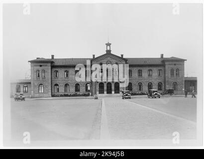 La stazione di Arvika è stata aperta nel 1867. La casa della stazione è stata progettata dall'architetto Edelswaard. Il nuovo magazzino merci è stato costruito nel 1930. La linea principale nordoccidentale fu elettrificata nel 1937. Stationshus dal lato della strada. Foto Stock