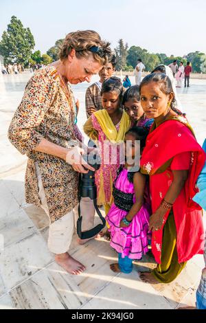 AGRA, INDIA - 11 NOVEMBRE: Agra, India - 15 novembre 2011: Fotografer mostra la gente locale le foto al mausoleo di marmo bianco Taj Mahal ad Agra, India Foto Stock