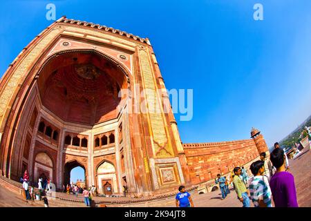 Fatehpur SIKRI, INDIA - 17 NOVEMBRE: I pellegrini visitano la moschea di Jama Masjid il 17,2011 novembre a Fatehpur Sikri, India. La moschea è stata costruita da Foto Stock