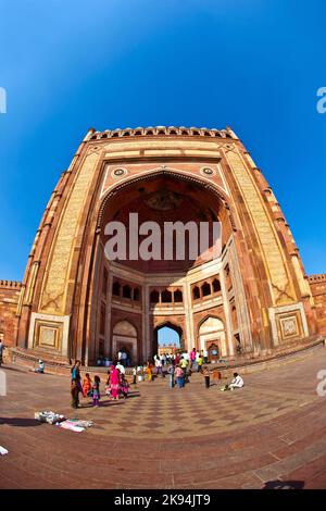 Fatehpur SIKRI, INDIA - 17 NOVEMBRE: I pellegrini visitano la moschea di Jama Masjid il 17,2011 novembre a Fatehpur Sikri, India. La moschea è stata costruita da Foto Stock