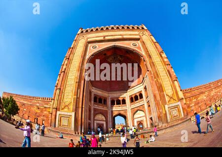 Fatehpur SIKRI, INDIA - 17 NOVEMBRE: I pellegrini visitano la moschea di Jama Masjid il 17,2011 novembre a Fatehpur Sikri, India. La moschea è stata costruita da Foto Stock