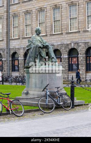 Irlanda Eire Dublino Trinity College University statua di bronzo William Edward Hartpole Lecky 1838 - 1903 di Sir William Gascombe John 1906 Foto Stock